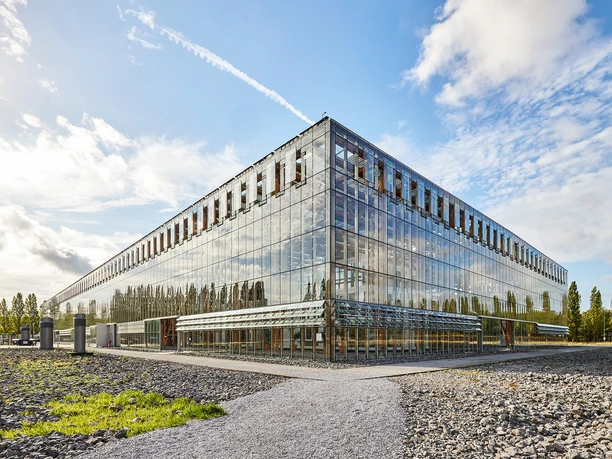 Modernes Glaspavillon-Gebäude mit reflektierenden Fassaden und klaren Linien in Herne.