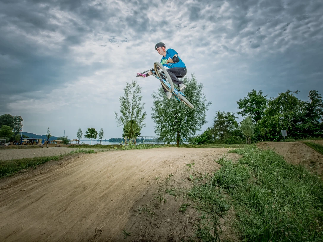 Fahrradparcour an der Dirt-Bike-Strecke