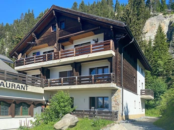 13. Außenansicht Adler