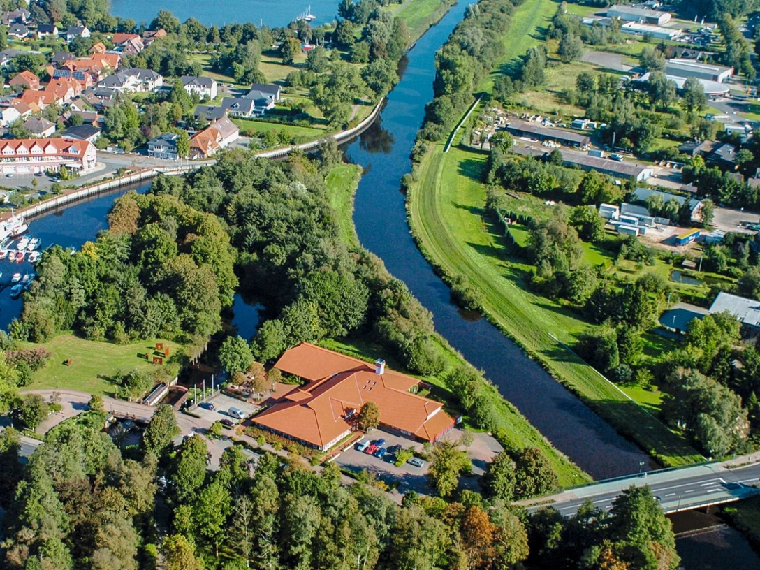 Oste-Hotel Bremervörde aus der Vogelperspektive Oste-Hotel Bremervörde aus der VogelperspektiveA bird's eye view of the Oste-Hotel BremervördeOste-Hotel Bremervörde set i fugleperspektivHet Oste-Hotel Bremervörde in vogelvlucht