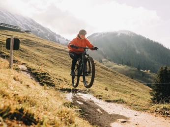 Finde die Ideallinie im Gelände Finde auf dem Mountainbike die Ideallinie im GeländeFind the ideal line on the mountain bike in the terrainTrouve la ligne idéale en VTT sur le terrain