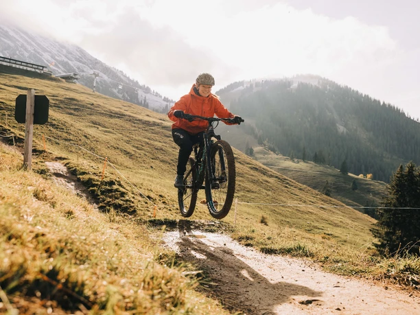 Trouve la ligne idéale sur le terrain Trouve la ligne idéale en VTT sur le terrain