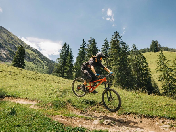 Practising jumping technique at the HOT-TRAIL Bike School Wiriehorn Practising jumping technique at the HOT-TRAIL Bike School Wiriehorn