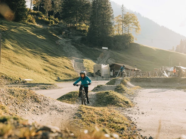 Ecole de VTT HOT-TRAIL: S'entraîner sur une pumptrack HOT-TRAIL Bikeschule: Üben im Pumptrack