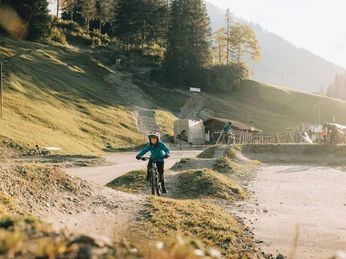 HOT-TRAIL Bike School: Practice on the Pumptrack HOT-TRAIL Bikeschule: Üben im PumptrackHOT-TRAIL Bike School: Practice on the PumptrackHOT-TRAIL Bikeschule: Üben im Pumptrack