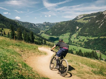 Improve your braking technique at the HOT-TRAIL bike school Verbessere deine Bremstechnik in der HOT-TRAIL BikeschuleImprove your braking technique at the HOT-TRAIL bike schoolAméliore ta technique de freinage à l'école de VTT HOT-TRAIL