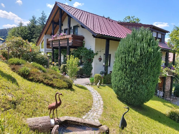 Haus mit Brunnen