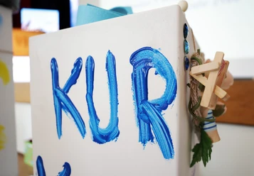KURtag 2021 KURtag 2021 - weiße Stele mit dem Wort Kur in blau