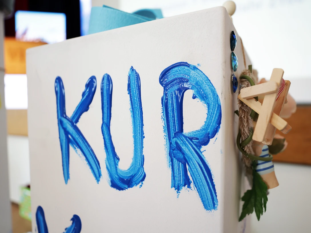 KURtag 2021 KURtag 2021 - weiße Stele mit dem Wort Kur in blau