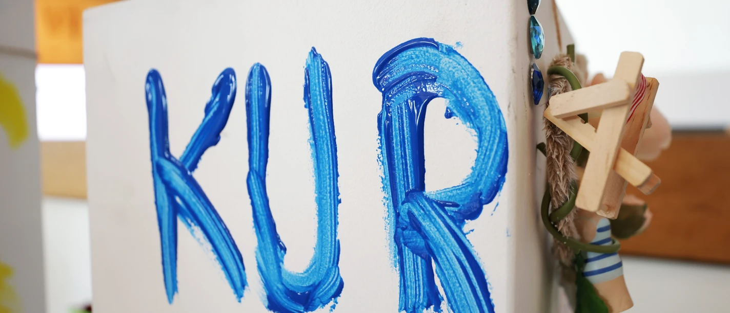 KURtag 2021 KURtag 2021 - weiße Stele mit dem Wort Kur in blau