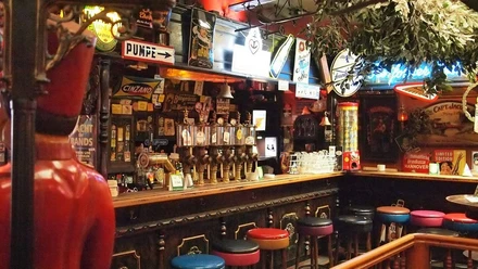 Brösel 3.jpg Auf den Bildern ist die kreative Einrichtung des Bierhaus Brösels zu sehen: Die Theke erstrahlt in lebhaften Farben, während die Kneipe mit ihrer rustikalen, typisch gemütlichen Dekoration ein echtes Wohlfühlambiente schafft.