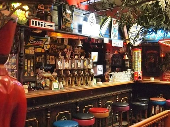 brösel 3.jpg Auf den Bildern ist die kreative Einrichtung des Bierhaus Brösels zu sehen: Die Theke erstrahlt in lebhaften Farben, während die Kneipe mit ihrer rustikalen, typisch gemütlichen Dekoration ein echtes Wohlfühlambiente schafft.