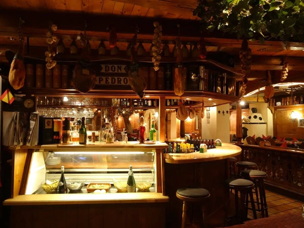Restaurant Don Pedro Bar.jpg Auf dem Bild erkennt man die Theke des Restaurants Don Pedro, die stillvolle und spanische Atmosphäre verbreitet.