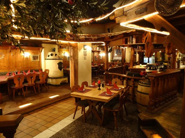 Restaurant Don Pedro Innenansicht.jpg Zu sehen ist die Innenansicht des Restaurants Don Pedro. Die Einrichtung ist mit einer rustikalen Note versehen. Durch die warmen Lichter im gesamten Restaurant entsteht eine herzliche Atmosphäre.
