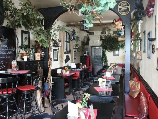 255781_579077918819402_788043248_n.jpg Das Bild zeigt die Innenansicht des Hexenhäuschens. Der Einrichtungsstil ist rustikal und erinnert tatsächlich ein Haus einer Hexe.