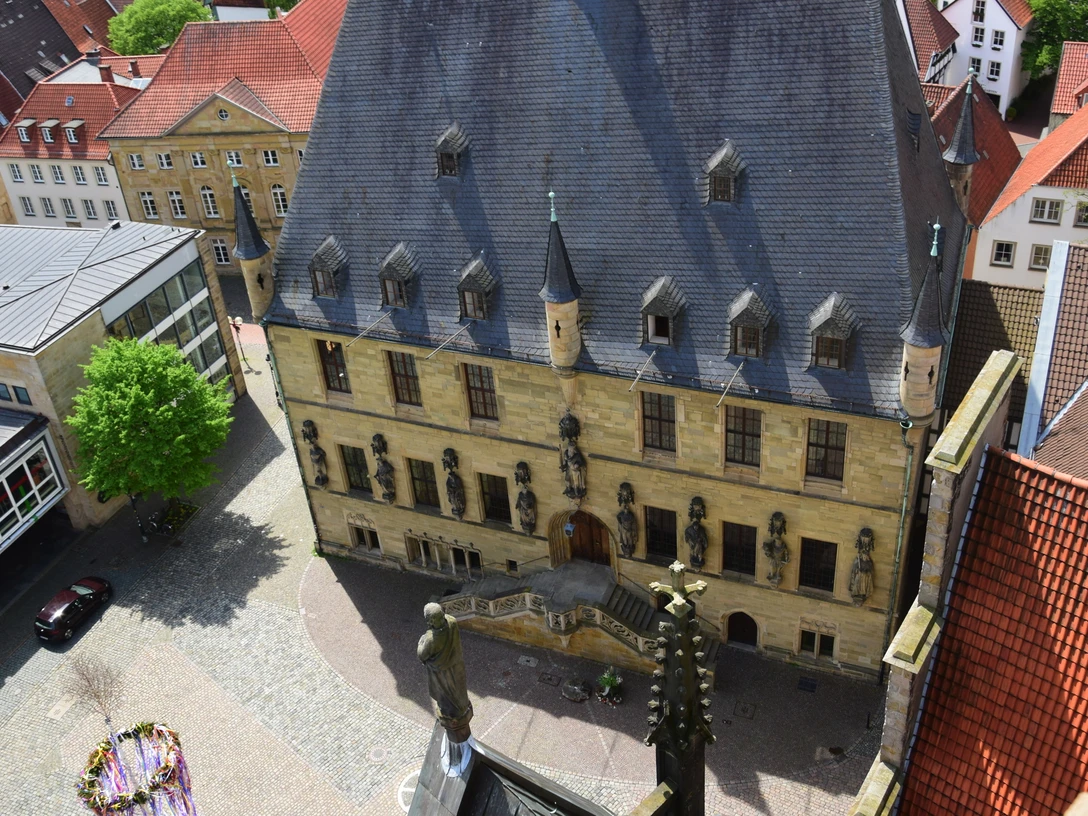 rathaus_os_marien-kirchturm_osnatours1__c_finke-ennen.jpg Blick von oben auf das historische Rathaus Osnabrück mit prächtiger Renaissancefassade und Marienkirche.View from above of the historic Osnabrück Town Hall with its magnificent Renaissance façade and St. Mary's Church.Bovenaanzicht van het historische stadhuis van Osnabrück met zijn prachtige renaissancegevel en de Mariakerk.