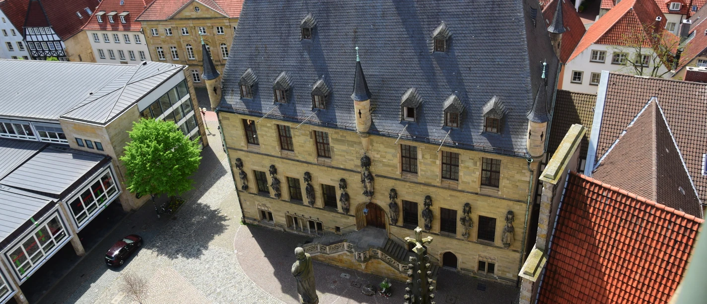 rathaus_os_marien-kirchturm_osnatours1__c_finke-ennen.jpg Blick von oben auf das historische Rathaus Osnabrück mit prächtiger Renaissancefassade und Marienkirche.
