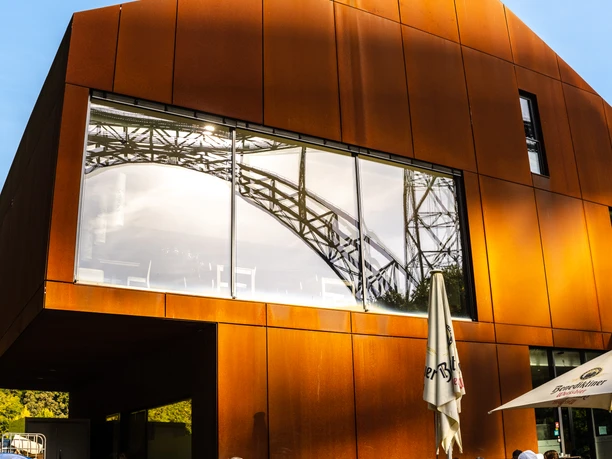 Haus Müngsten Blick auf die Fassade in der sich die Müngstener Brücke spiegelt