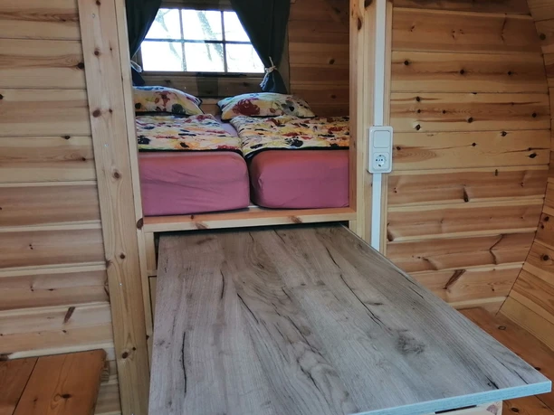 Einblick in das gemütlich eingerichtete Campingfass auf dem Milchschafhof Brünjes Einblick in das gemütlich eingerichtete Campingfass auf dem Milchschafhof Brünjes