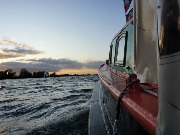 Stadtbarkasse "Piep" auf der Elbe