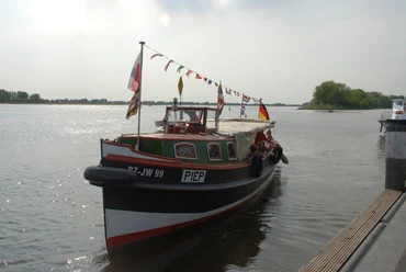 Stadtbarkasse "Piep" auf der Elbe
