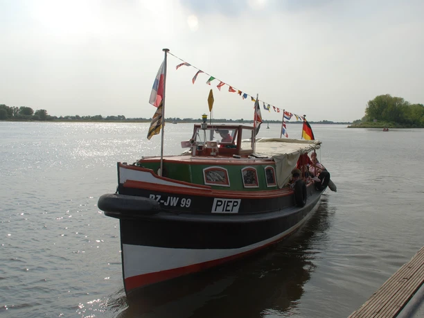 Stadtbarkasse "Piep" auf der Elbe