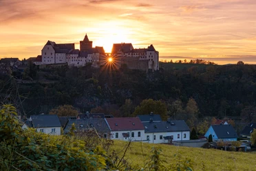 MIL_Sebastian_Rose_Herbst_Sonnenuntergang_655A9693_2019_01.jpg Die Burg Mildenstein bei Leisnig erhebt sich hoch über den Dächern der Stadt bei untergehender Sonne