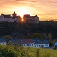 MIL_Sebastian_Rose_Herbst_Sonnenuntergang_655A9693_2019_01.jpg Die Burg Mildenstein bei Leisnig erhebt sich hoch über den Dächern der Stadt bei untergehender Sonne