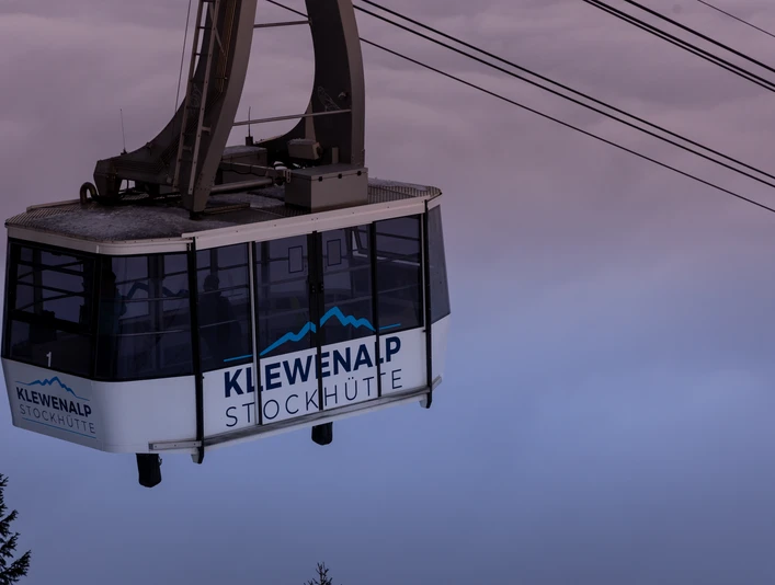 klewenalp-luftseilbahn-weiss-nahaufnahme-winter-morgenstimmung-nebelmeer.jpg