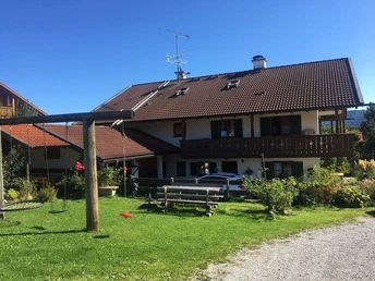 Hausansicht vom Spielplatz aus