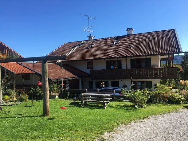 Hausansicht vom Spielplatz aus