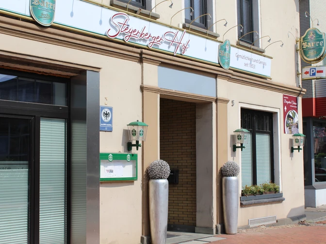 Historisches Gasthaus in Niedersachsen mit einladender Fassade und traditionsreichem Ambiente.