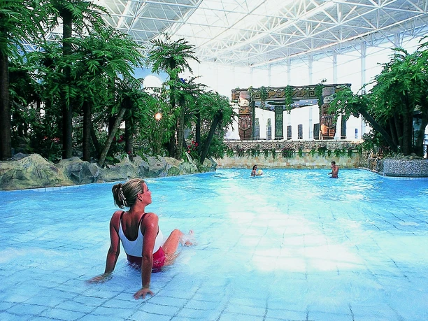 Das Wellenbecken, eine der vielen verschiedenen Wasserattraktionen