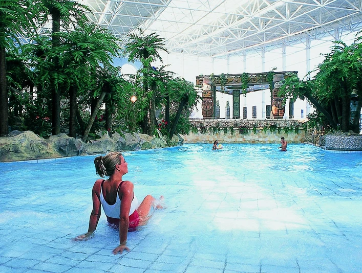 Das Wellenbecken, eine der vielen verschiedenen Wasserattraktionen