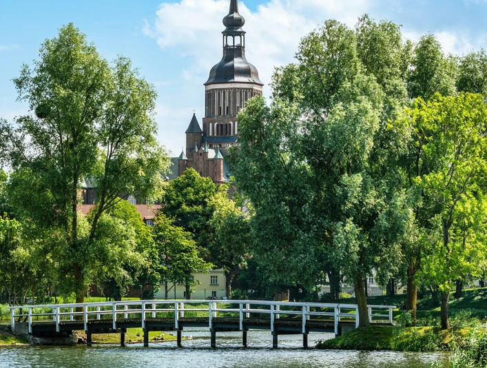Weiße Brücke am Küterdamm der Hansestadt Stralsund White Bridge at the Küterdamm of the Hanseatic City of Stralsund (1)