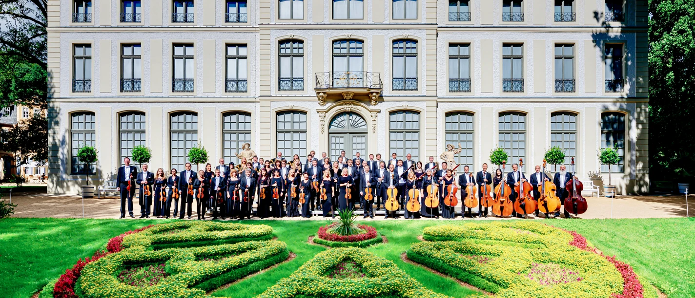 Vogtland Philharmonie 2022-2023 Sommerpalais Greiz (Foto Wolfgang Schmidt).jpg Die Vogtland Philharmonie posiert 2022-2023 vor dem Sommerpalais Greiz für ein Gruppenfoto.