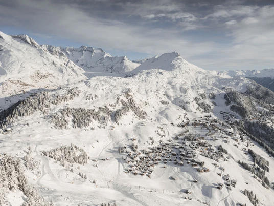 drohnenaufnahmen-aletsch-arena-dennis-brunner-01.jpg Winterstimmung in der Aletsch Arena
