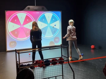 Dart - Multiplex Lounge Team-Duell Leipzig Zwei Kinder spielen Dart an der XXL Spielewand von Team-Duell Leipzig