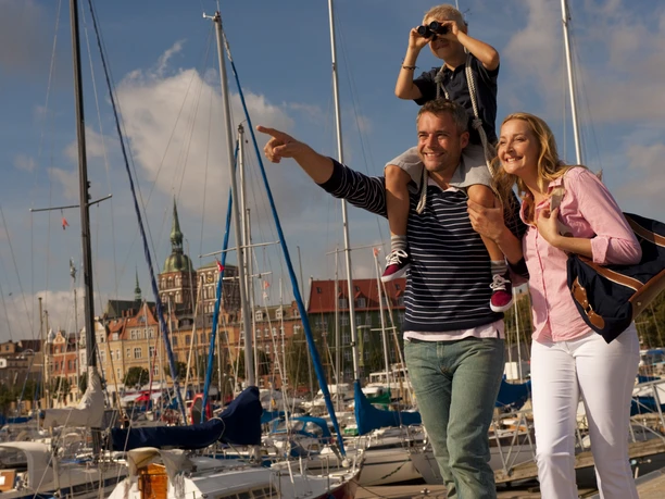 Familie am Stralsunder Stadthafen