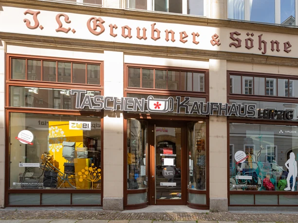 Taschenkaufhaus in der Leipziger Innenstadt - Shopping in Leipzig Blick auf die Fassade und den Eingang des Taschenkaufhauses in dem man hochwertige Taschen kaufen kann