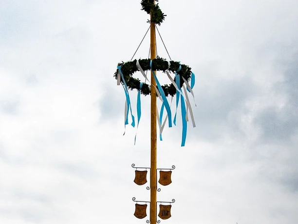 maibaum-burschenclub-usseln.jpg