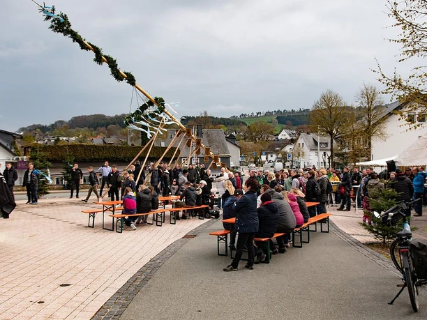 maibaumaufstellen-burschenclub-usseln.jpg