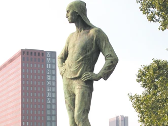 Lastträger Hafenarbeiter Skulptur
