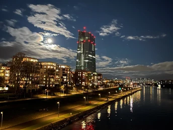 EZB bei Nacht, Blick von Flößerbrücke