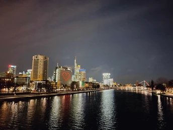 Blick auf Skyline von der Friedensbrücke