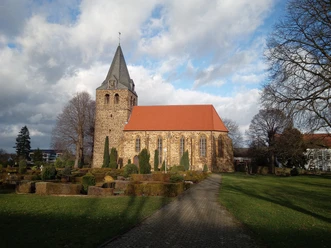 Kirche St. Nikolaus zu Gehlenbeck Historische Kirche St. Nikolaus, Backsteingotik mit markantem Turm, umgeben von grün gepflegter Anlage.