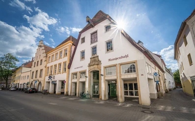 Hausbrauerei Rampendahl Hausbrauerei Rampendahl in historischem Fachwerkgebäude bei sonnigem, blauen Himmel in Osnabrück.