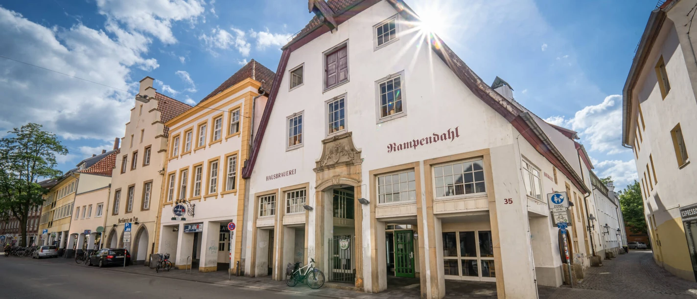 Hausbrauerei Rampendahl Hausbrauerei Rampendahl in historischem Fachwerkgebäude bei sonnigem, blauen Himmel in Osnabrück.