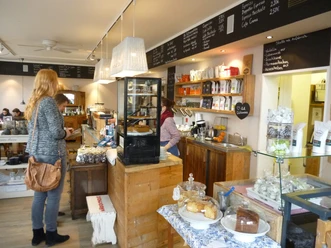 Een café in Osnabrück met moderne zitplaatsen, een uitnodigende toonbank en een warme sfeer.