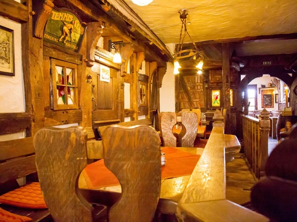 Marktschänke Osnabrück Rustikales, traditionelles Restaurant mit Holzmöbeln und warmem Licht in einer historischen Umgebung.